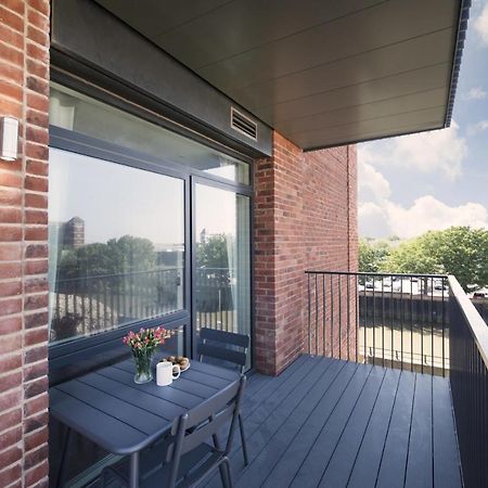 Modern Studios And Apartments At Barking Wharf In London Exterior foto