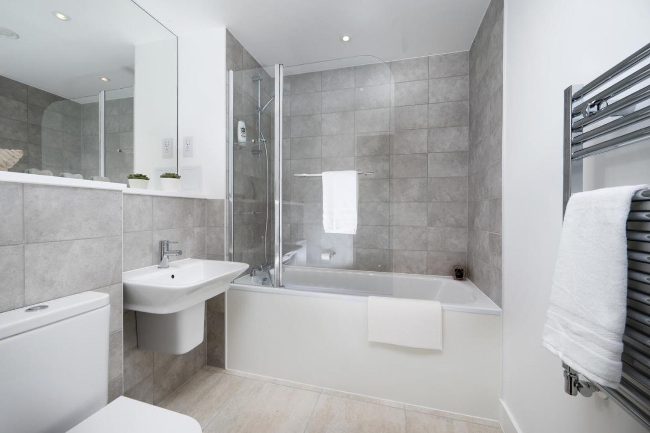 Modern Studios And Apartments At Barking Wharf In London Exterior foto