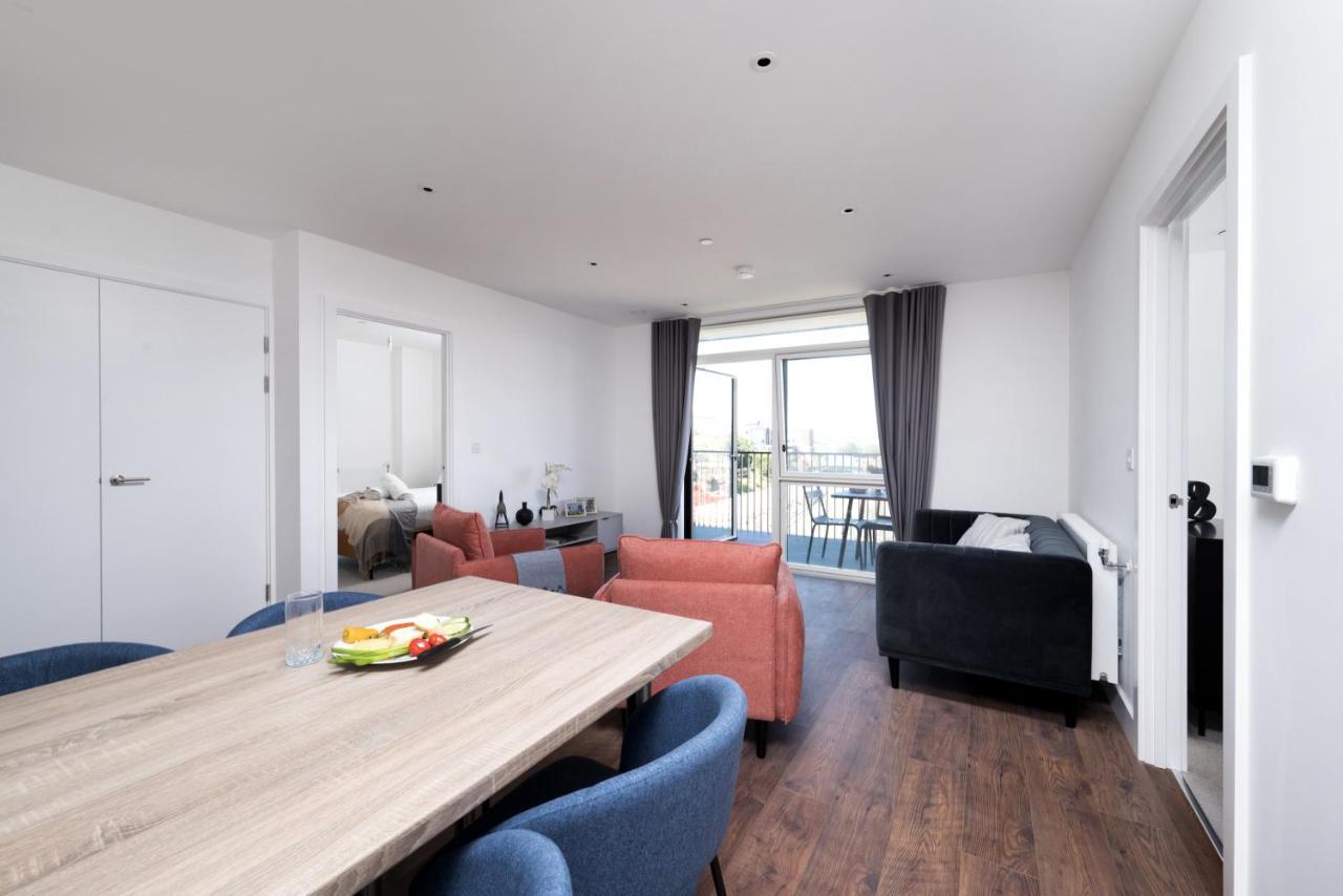 Modern Studios And Apartments At Barking Wharf In London Exterior foto