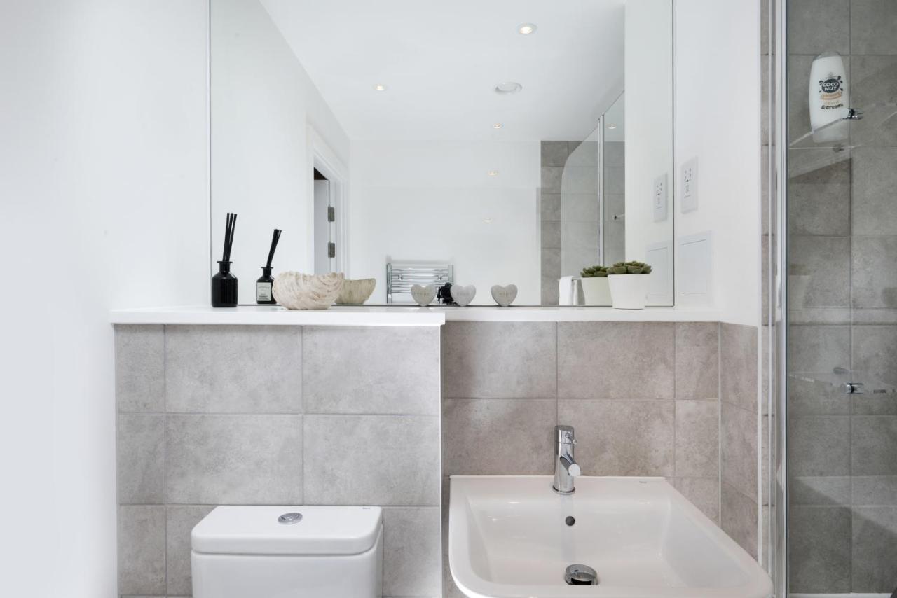 Modern Studios And Apartments At Barking Wharf In London Exterior foto