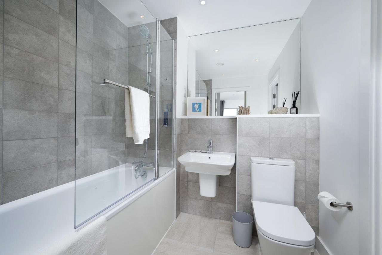 Modern Studios And Apartments At Barking Wharf In London Exterior foto