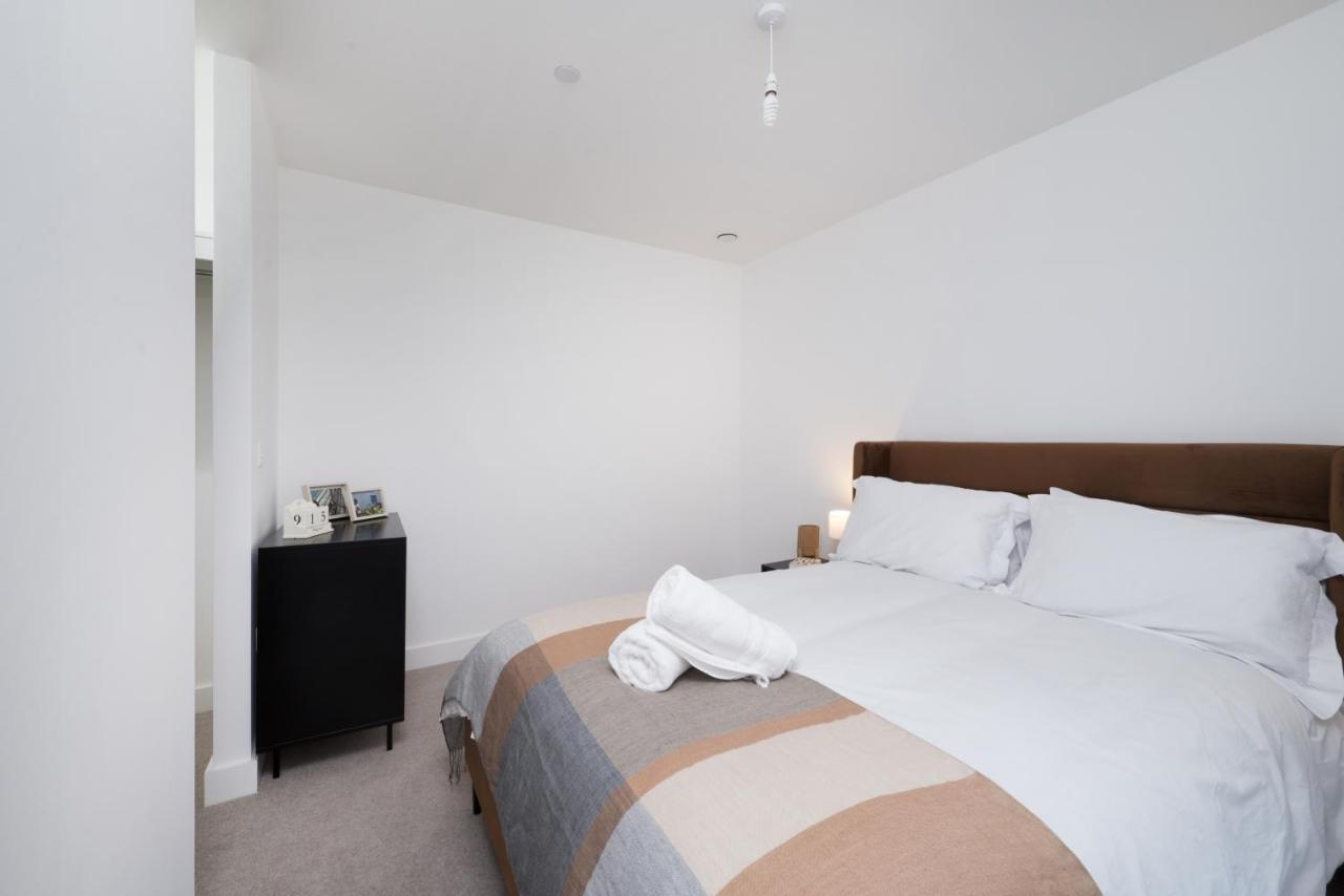 Modern Studios And Apartments At Barking Wharf In London Exterior foto