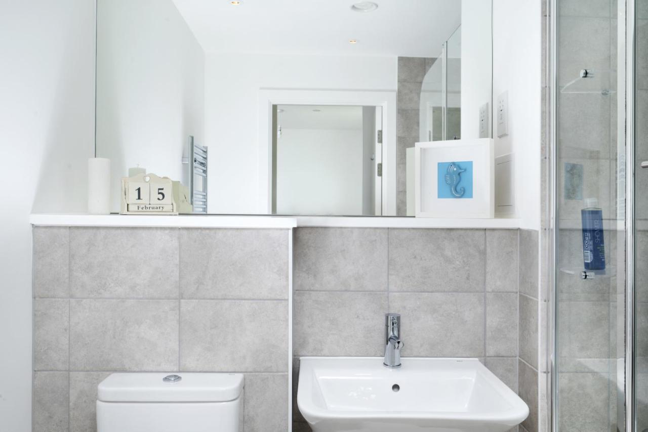 Modern Studios And Apartments At Barking Wharf In London Exterior foto