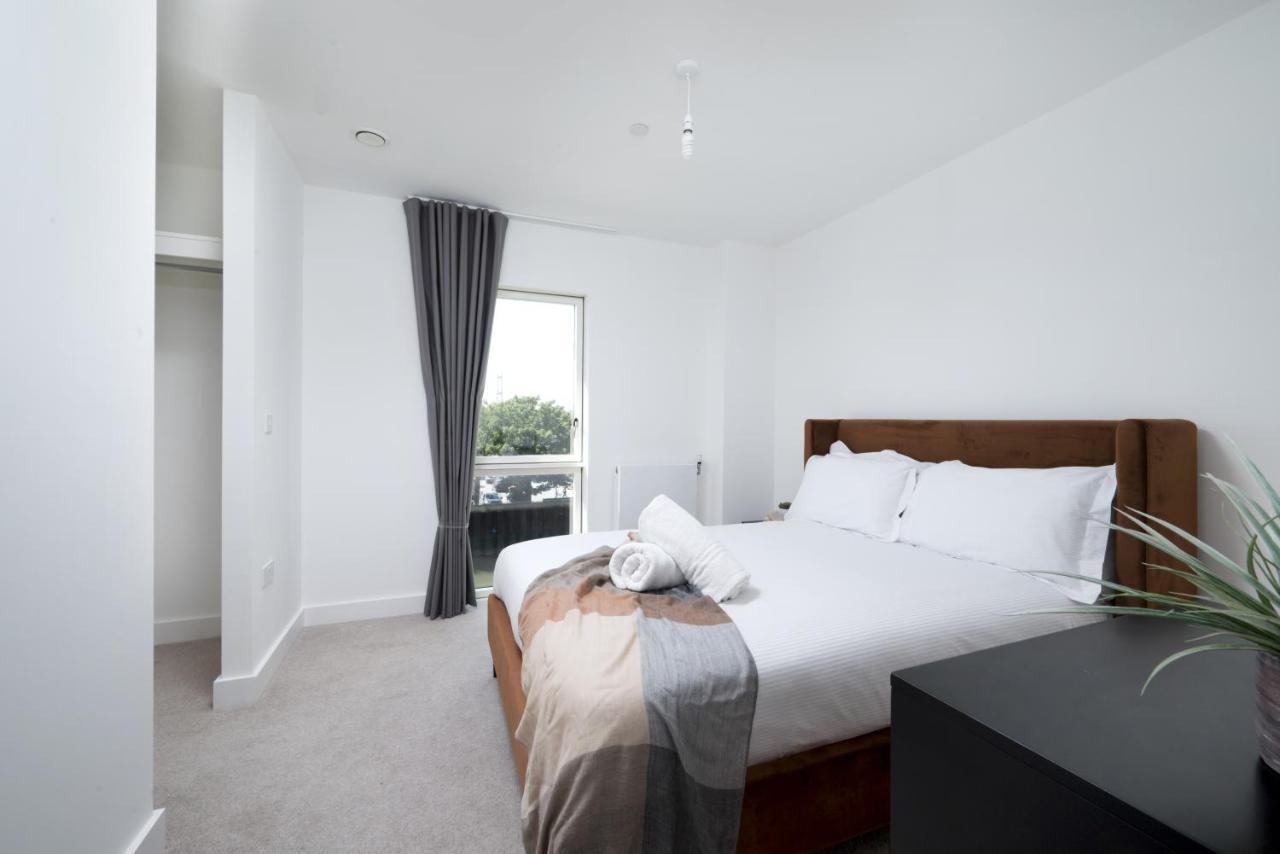 Modern Studios And Apartments At Barking Wharf In London Exterior foto