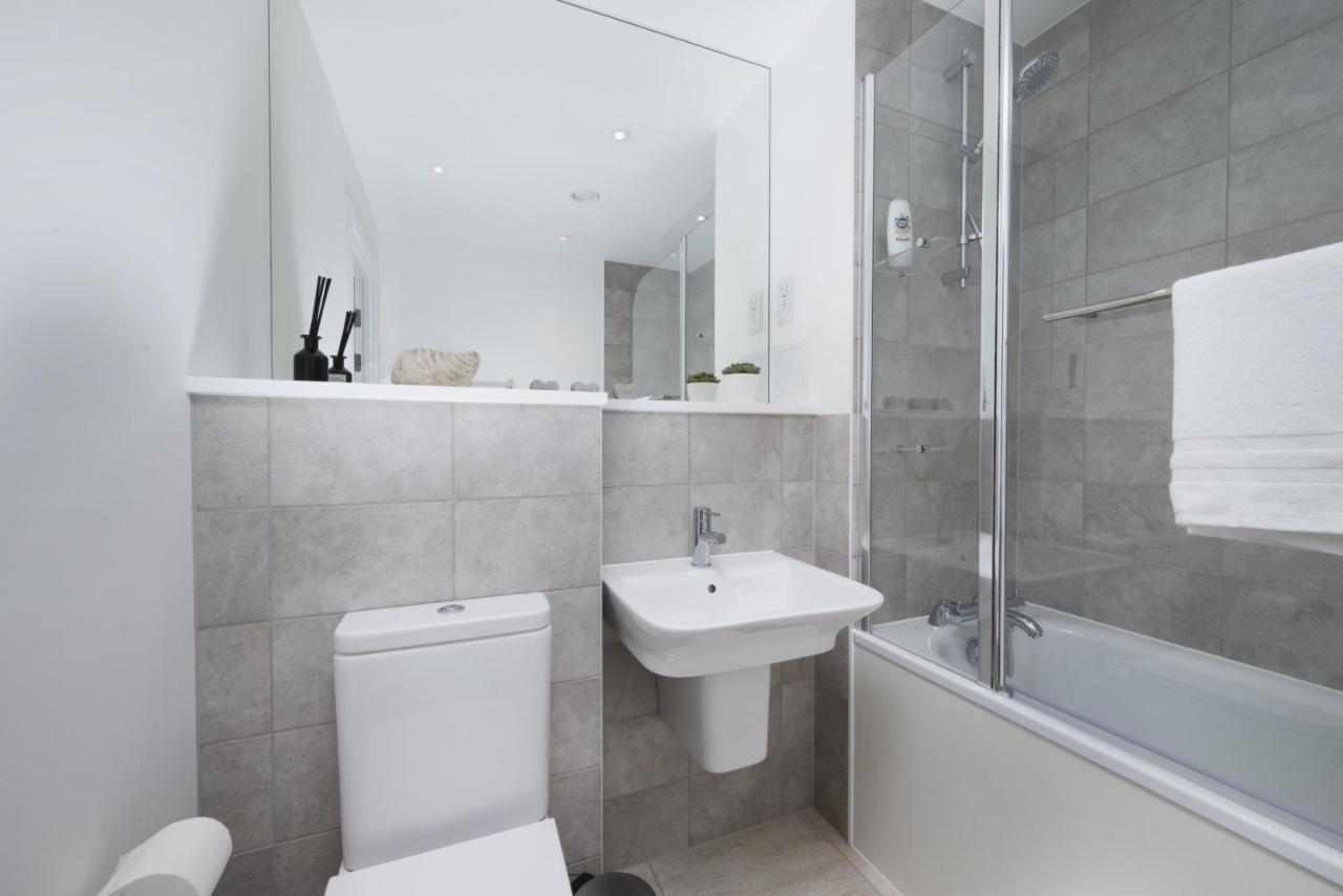 Modern Studios And Apartments At Barking Wharf In London Exterior foto
