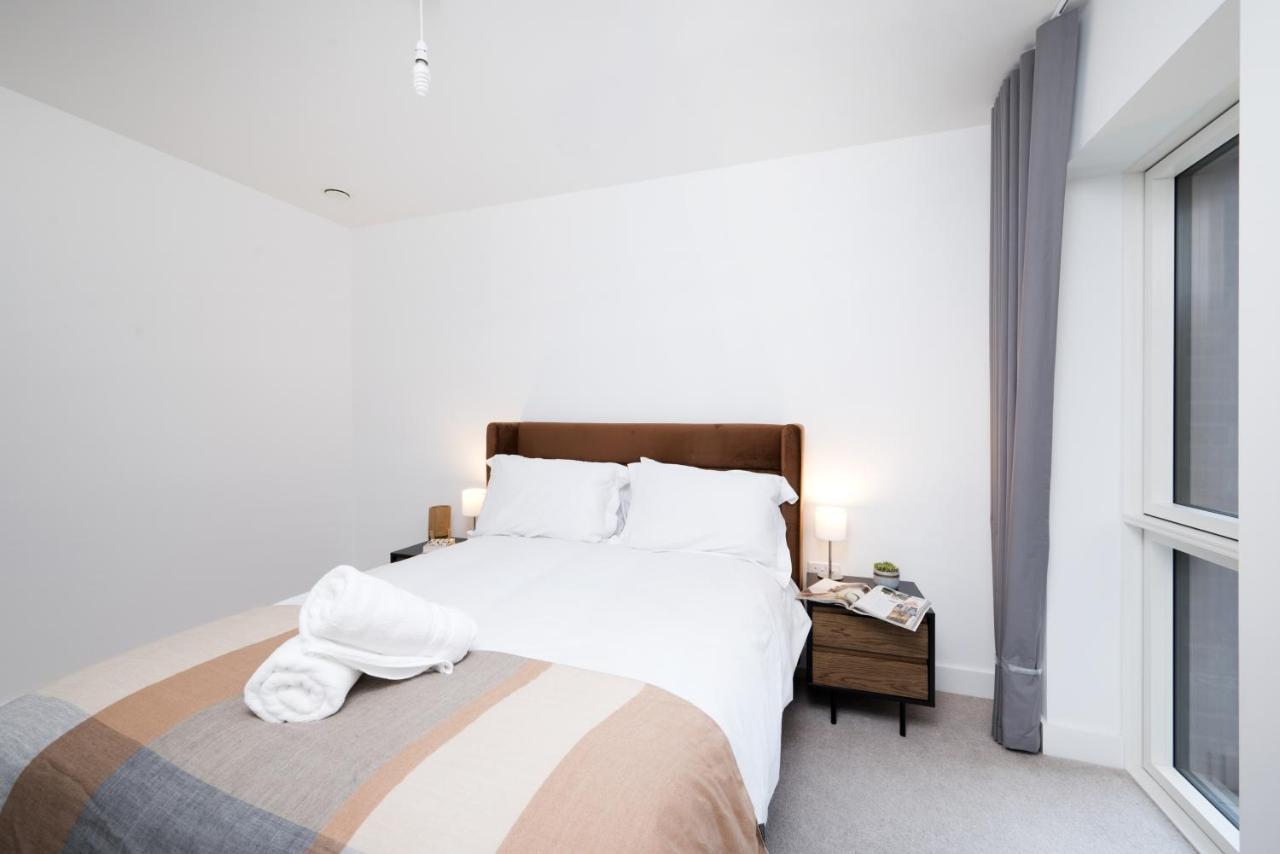 Modern Studios And Apartments At Barking Wharf In London Exterior foto