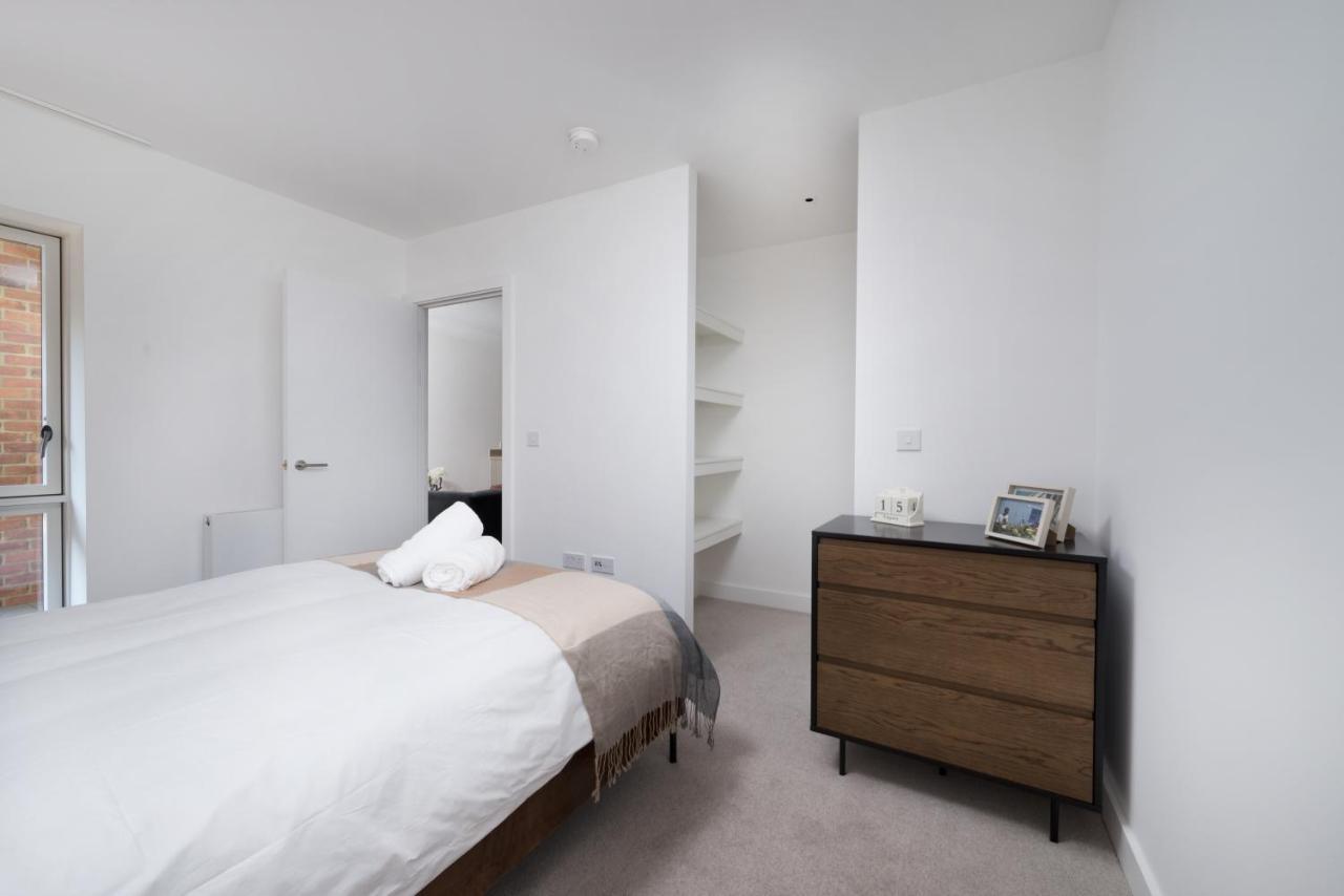Modern Studios And Apartments At Barking Wharf In London Exterior foto