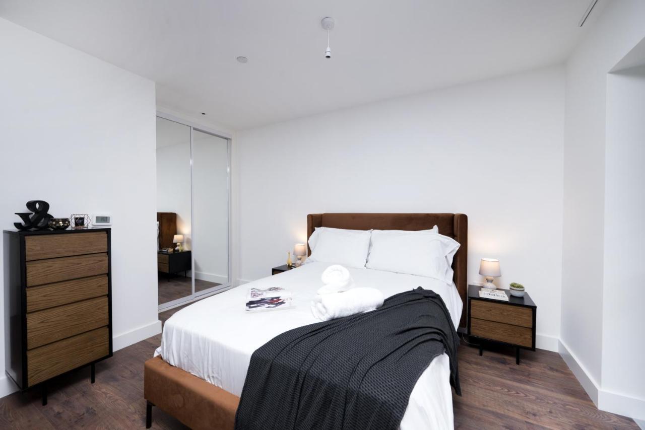 Modern Studios And Apartments At Barking Wharf In London Exterior foto