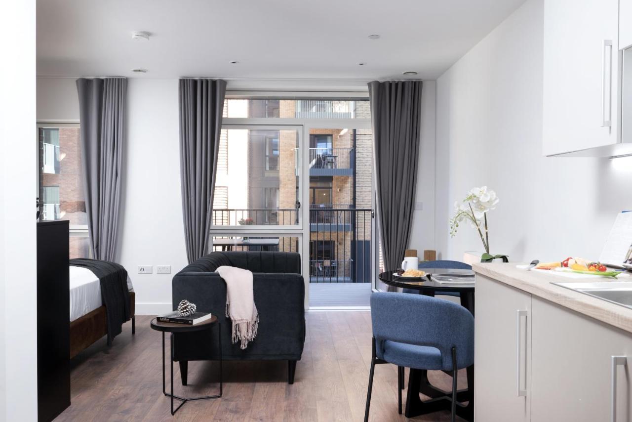 Modern Studios And Apartments At Barking Wharf In London Exterior foto