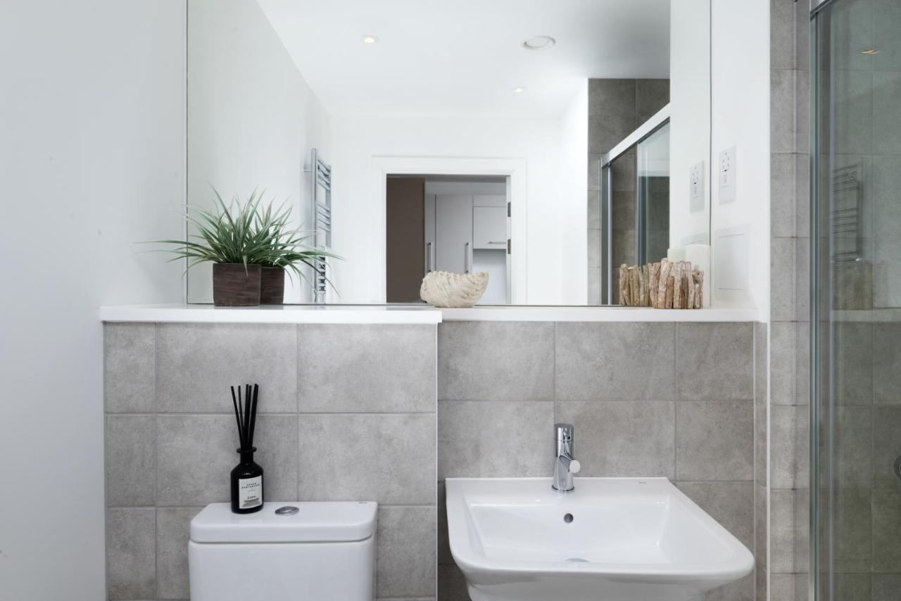 Modern Studios And Apartments At Barking Wharf In London Exterior foto